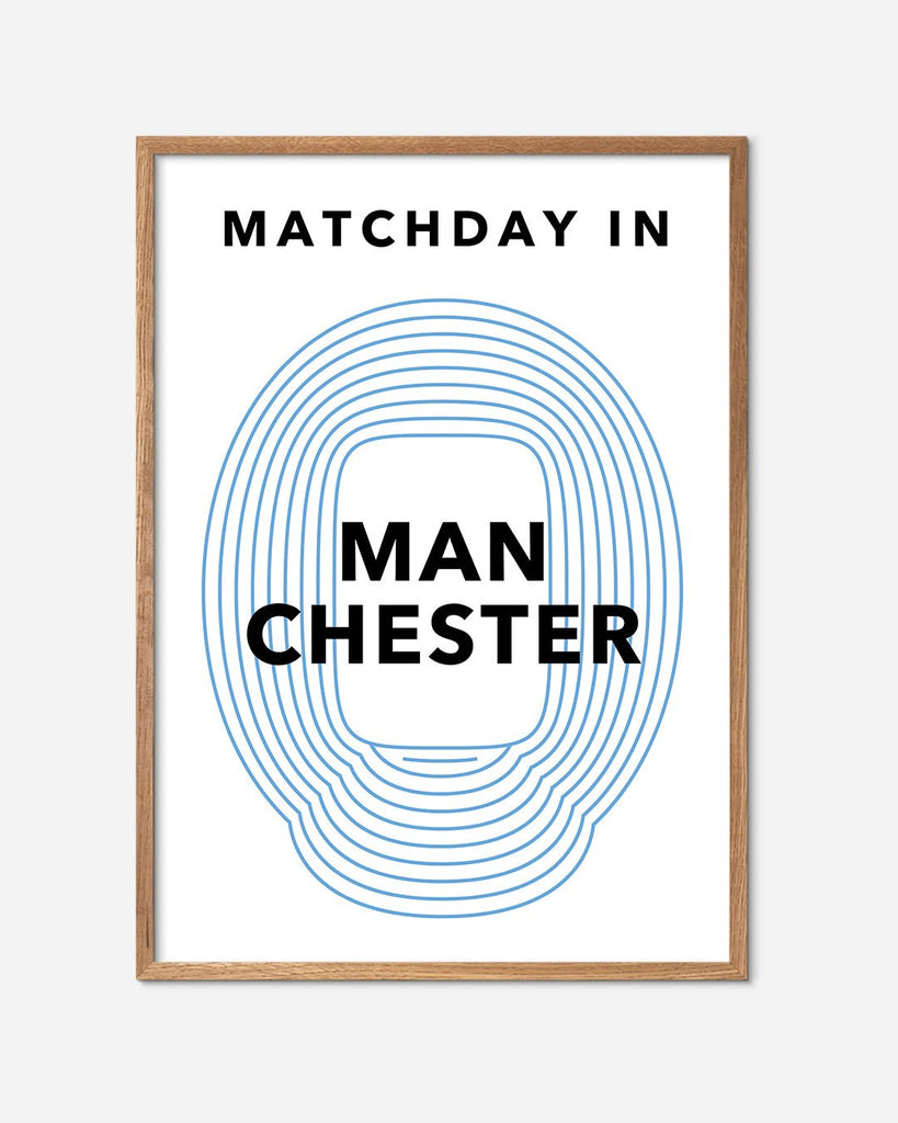En Manchester City fodbold plakat med Etihad Stadium fra Matchday kollektionen i en egetræsramme - Olé Olé