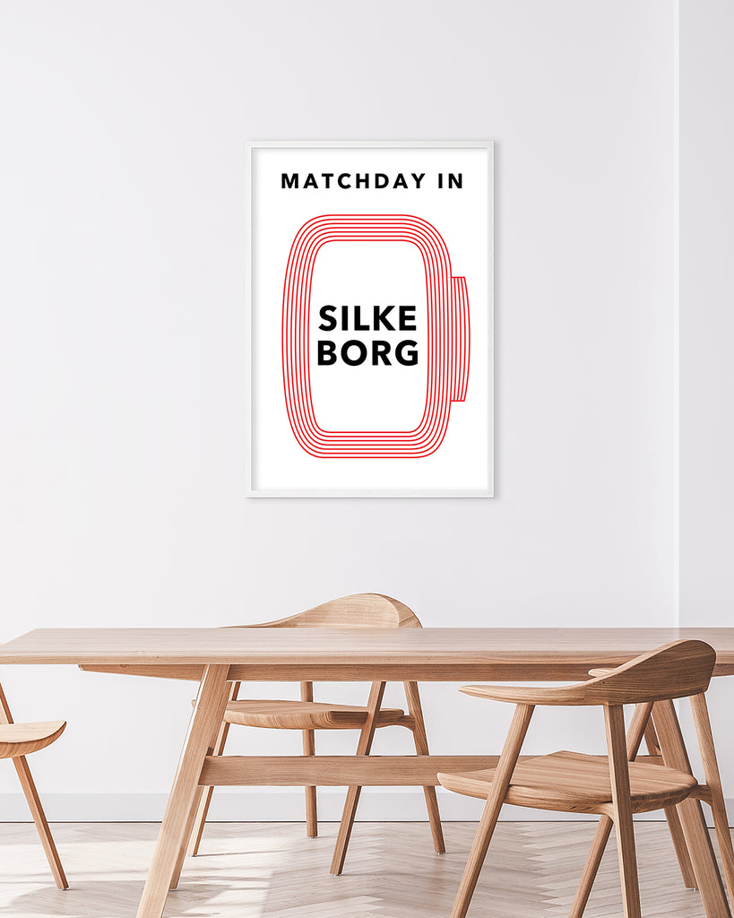 En Silkeborg I.F. fodbold plakat med Jyske Park fra Matchday kollektionen hængende i en stue - Olé Olé