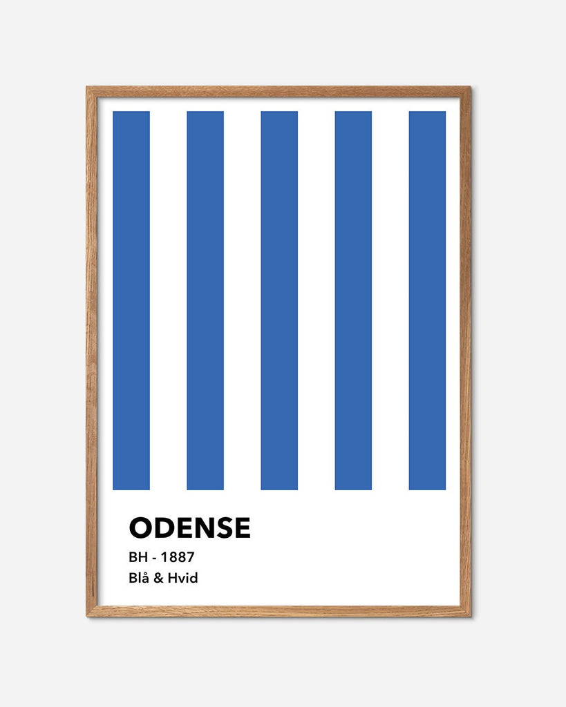 En OB fodbold plakat med deres blå og hvide striber fra Colors kollektionen i en egetræsramme - Olé Olé