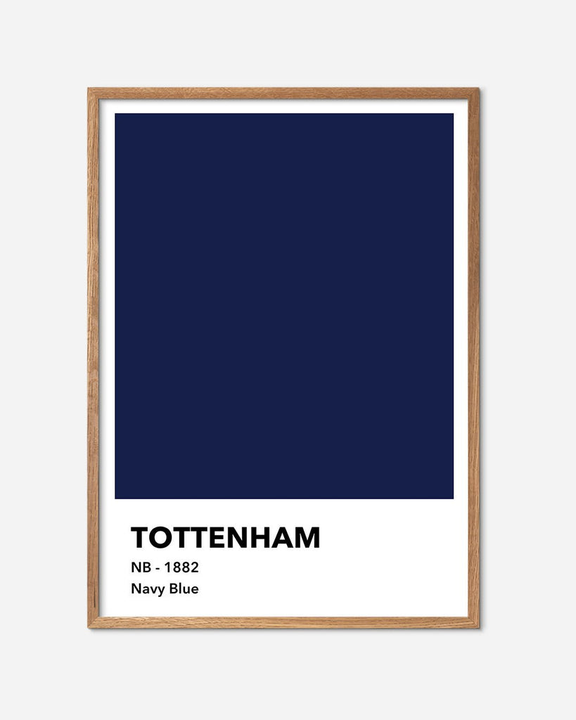 En Tottenham F.C. fodbold plakat med deres marineblå farve fra Colors kollektionen i en egetræsramme - Olé Olé