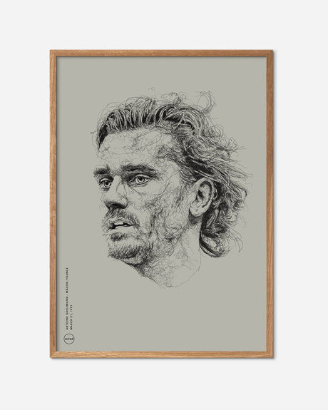 Fodbold plakat med kunstnerisk portræt, beige baggrund og egetræsramme.