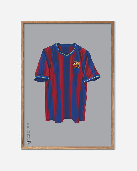 Plakat med illustreret Barcelona fodboldtrøje i blå og rød, egetræsramme, moderne fodboldkunst