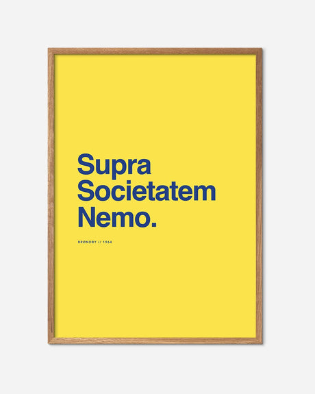 Gul Brøndby fodbold plakat med motto i blå tekst, egetræsramme, moderne design