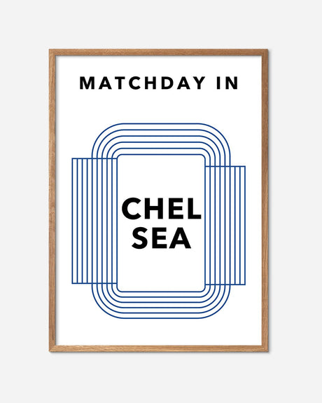 Chelsea matchday fodbold plakat med blå grafisk stadion og egetræsramme
