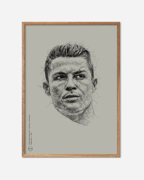 Stregtegnet fodboldplakat af Cristiano Ronaldo i egetræsramme på beige baggrund