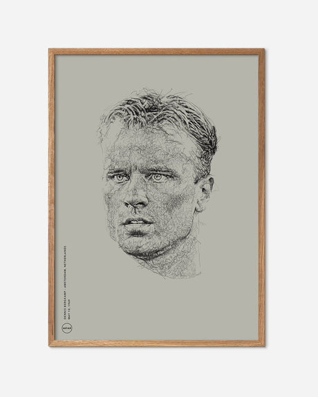 Beige fodboldplakat med kunstnerisk portræt af Dennis Bergkamp i egetræsramme.