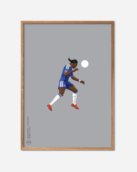 Plakat med fodboldspiller i blåt sæt, header bolden på grå baggrund i egetræsramme.