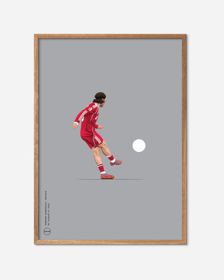 Fodboldplakat med spiller i rød dragt der sparker bold, minimalistisk kunst i egetræsramme.
