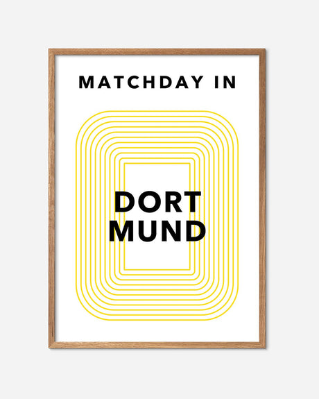 Fodbold plakat med teksten 'Matchday in Dortmund', gul grafisk design, egetræsramme.