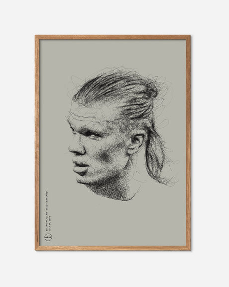 Stregtegnet fodboldplakat af Erling Haaland på beige baggrund i egetræsramme