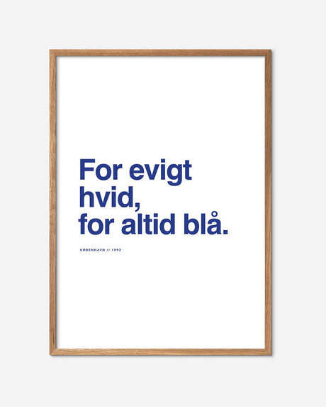 Fodboldplakat med teksten 'For evigt hvid, for altid blå' i blå skrift og egetræsramme.