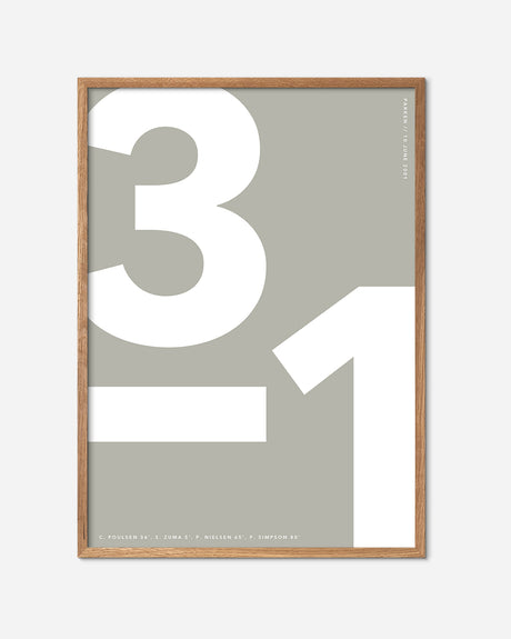 Fodbold plakat med resultatet 3-1, minimalistisk design og egetræsramme.