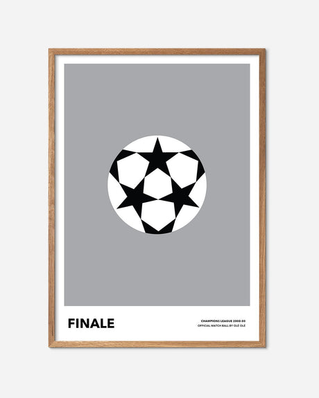 Minimalistisk Finale fodbold plakat med sort-hvid stjernebold i egetræsramme