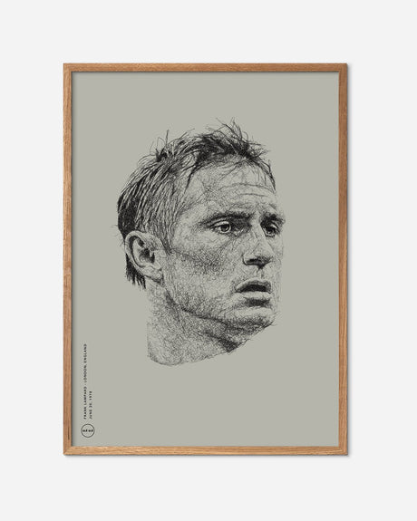 Beige fodbold plakat med kunstnerisk tegnet Frank Lampard i egetræsramme