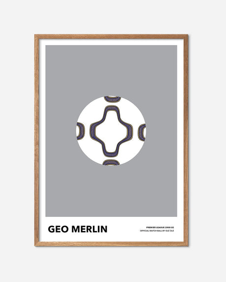 Moderne fodbold plakat med Geo Merlin bold, egetræsramme, minimalistisk design