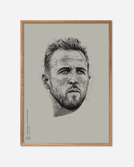 Minimalist fodboldplakat med illustreret Harry Kane i egetræsramme på beige baggrund