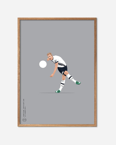 Illustration af fodboldspiller i hvid trøje sparker bold, minimalistisk plakat i egetræsramme