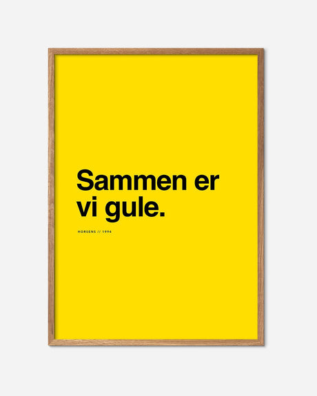 Gul fodbold plakat med sort tekst 'Sammen er vi gule' i egetræsramme, Horsens motiv