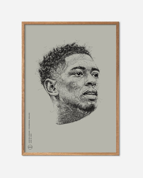 Stregetegnet fodboldplakat af Jude Bellingham portræt med beige baggrund og egetræsramme