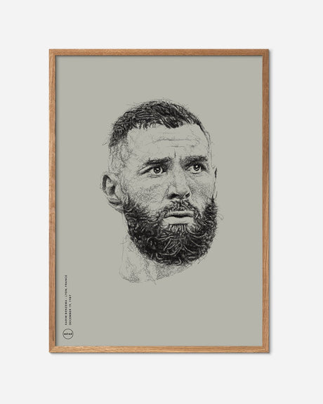 Fodboldplakat med sort-hvid stregtegning af Karim Benzema med skæg i egetræsramme på beige baggrund.