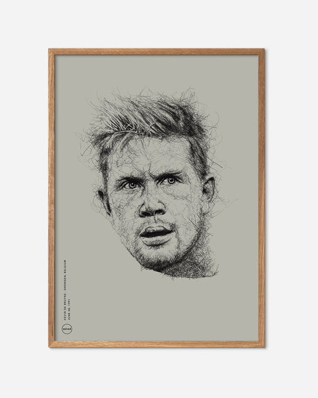 Beige fodboldplakat med kunstnerisk portræt af kendt spiller i egetræsramme