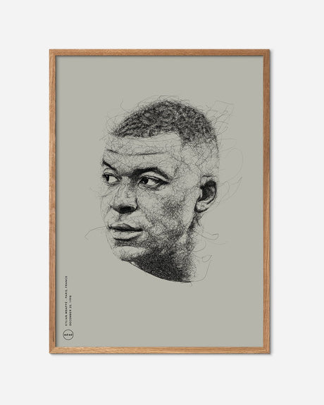 Fodboldplakat med stregeret portræt af Kylian Mbappé i egetræsramme på beige baggrund.