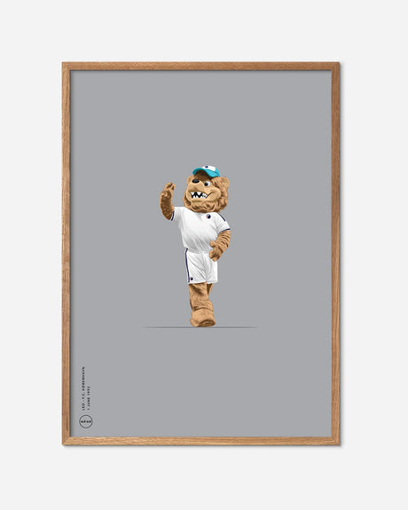 Plakat med tegnet løvemaskot i fodboldtøj, egetræsramme, moderne fodboldkunst.