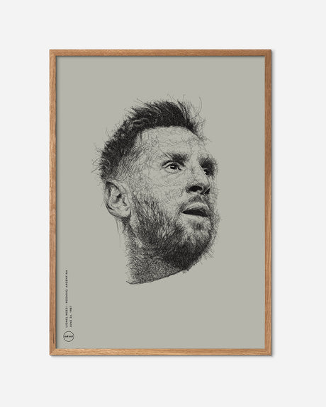 Fodboldplakat med grafisk portræt af fodboldspiller i egetræsramme på beige baggrund