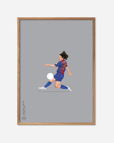Illustreret plakat af fodboldspiller i Barcelona trøje, sparker til bold, egetræsramme