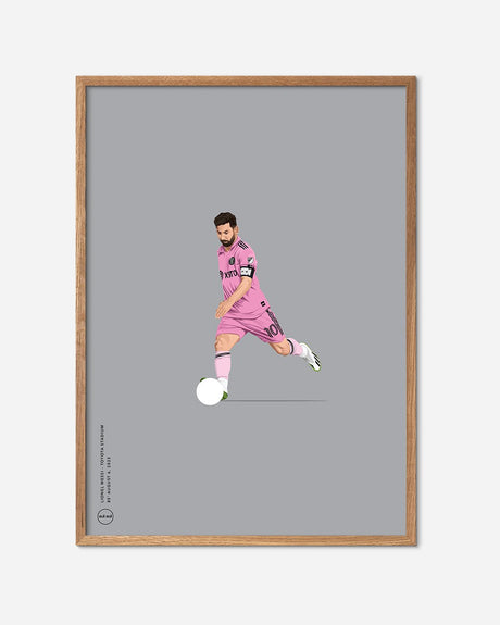 Grafisk fodbold plakat med spiller i lyserød trøje, egetræsramme, moderne design