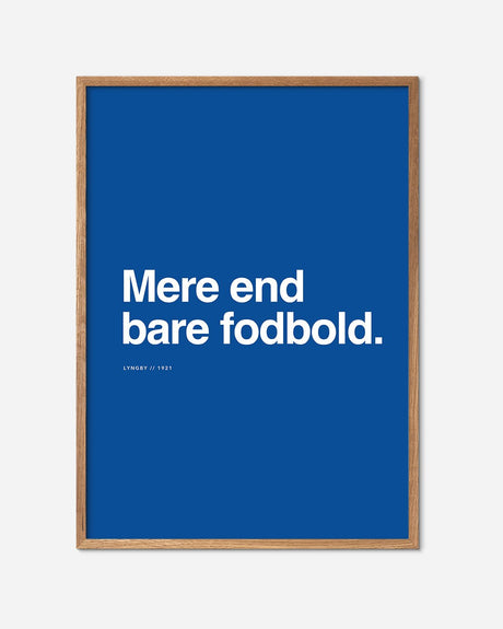 Blå fodboldplakat med teksten 'Mere end bare fodbold' i egetræsramme