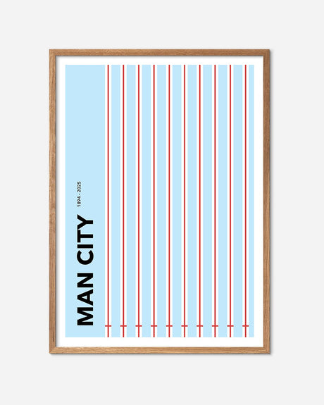 Man City fodbold plakat 2025 i lyseblå med røde linjer, egetræsramme, moderne design