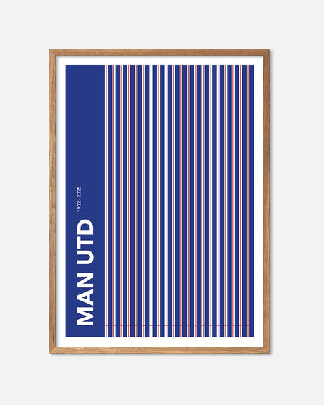 Blå fodboldplakat med hvide og røde linjer, teksten 'MAN UTD' og årstal, egetræsramme.