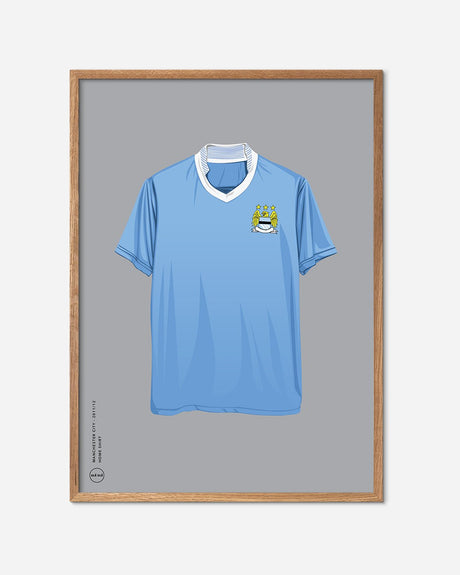Plakat med lyseblå Manchester City fodboldtrøje i egetræsramme på grå baggrund