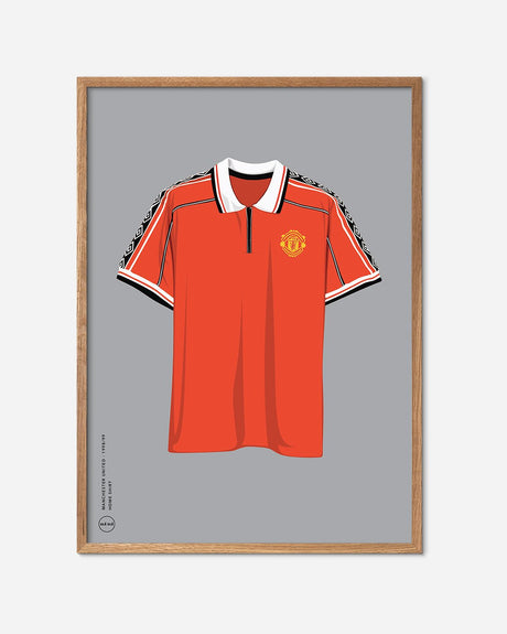 Plakat med ikonisk rød Manchester United fodboldtrøje i egetræsramme på grå baggrund.