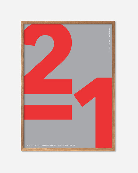 Fodbold plakat med rød 2-1 score, grå baggrund og egetræsramme, moderne sportsdesign