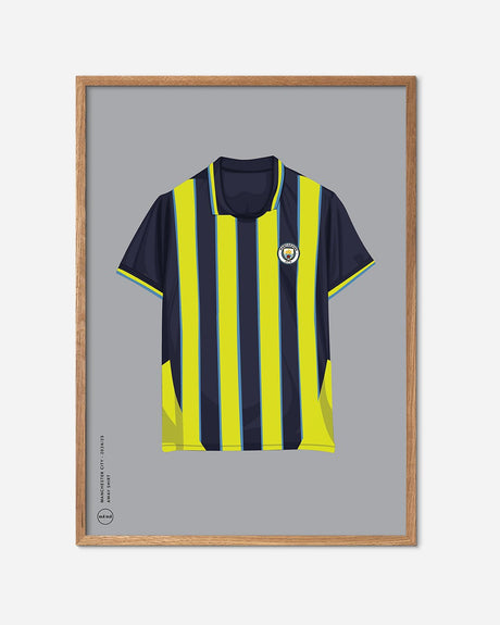 Plakat med Manchester City fodboldtrøje i blå og gule striber, egetræsramme