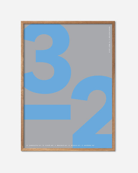 Minimalistisk fodbold plakat med resultatet 3-2, lyseblå tal på grå baggrund, egetræsramme