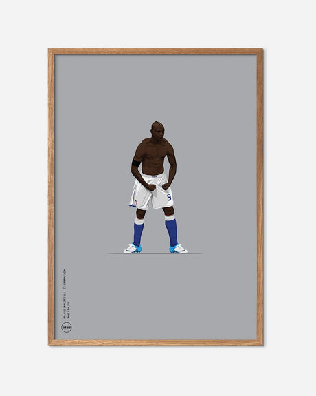 Fodbold plakat med tegnet spiller i jubelscene, blå shorts og strømper, egetræsramme.