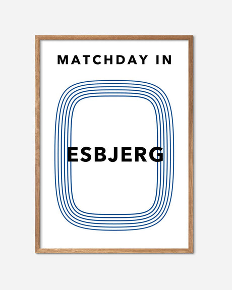 Fodbold plakat med teksten 'Matchday in Esbjerg', moderne grafisk design, egetræsramme