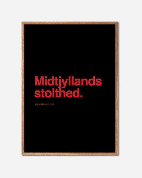 Sort Midtjylland fodbold plakat med rød tekst, egetræsramme, moderne vægkunst