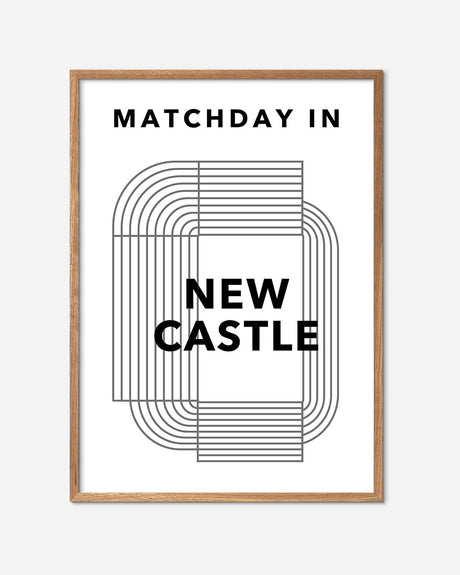 Sort-hvid Newcastle matchday fodbold plakat i egetræsramme, moderne stadion design.