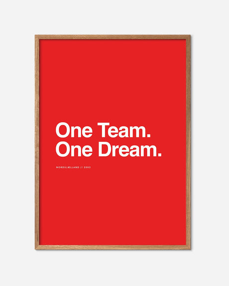 Rød fodbold plakat med teksten 'One Team. One Dream.' og egetræsramme, Nordsjælland motiv