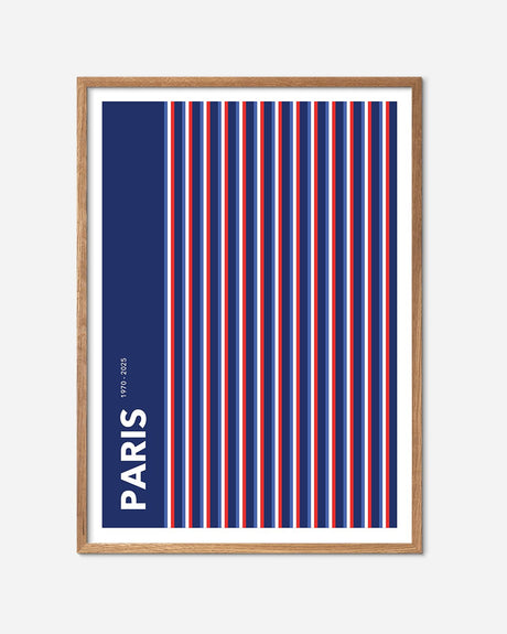 Fodbold plakat med blå, røde og hvide striber, teksten PARIS 1970-2025, egetræsramme