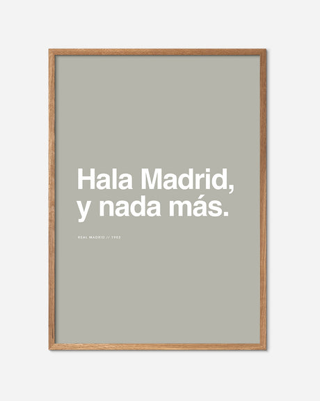 Beige fodbold plakat med Real Madrid motto i hvid tekst, egetræsramme, minimalistisk design