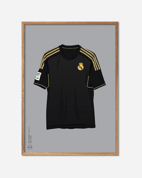 Plakat med sort Real Madrid fodboldtrøje, egetræsramme, moderne fodboldkunst