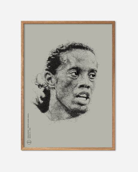 Fodboldplakat med sort-hvid stregtegning af Ronaldinho i egetræsramme på beige baggrund