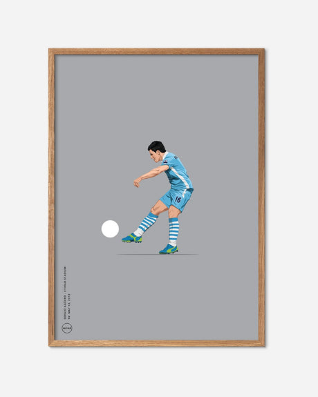 Illustration af fodboldspiller i lyseblå dragt sparker bold, minimalistisk plakat i egetræsramme
