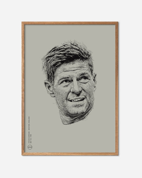 Beige fodboldplakat med stregtegning af Steven Gerrard i egetræsramme, moderne vægkunst.
