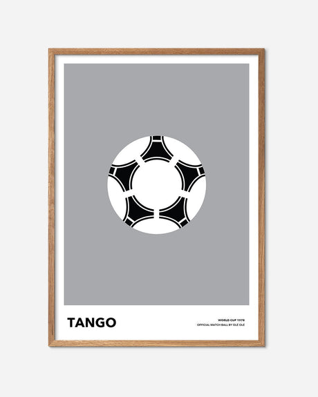 Minimalistisk fodbold plakat med klassisk sort-hvid Tango-bold i egetræsramme